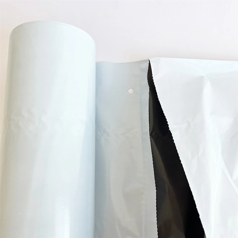 Föröppnade postpåsar i plast